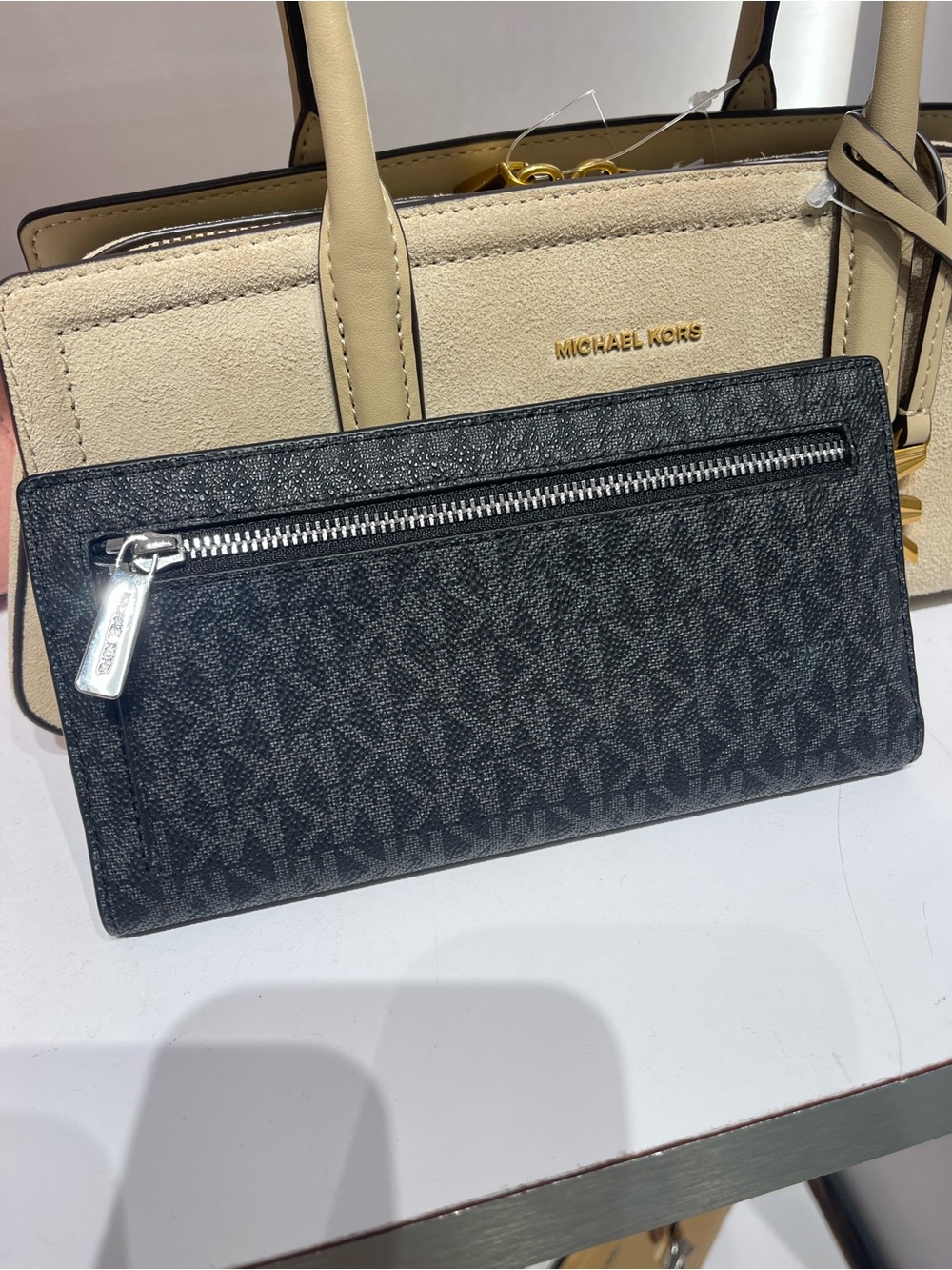 Michael Kors Carson Large Signature Logo Snap Wallet
Black/Silver Hardware
NWT - Picture 6 of 16